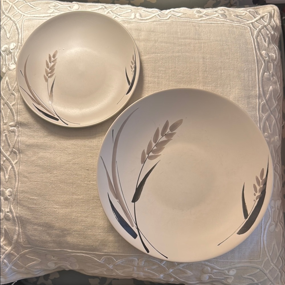 Discontinued Gibson Everyday Dinnerware, 1- 9” Plate, 1- 12” plate set, GID384